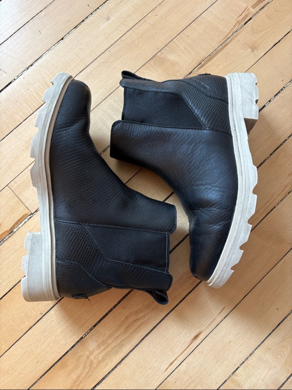 Sorel size 9 Black Chelsea Ankle Boots with Contrasting White Sole